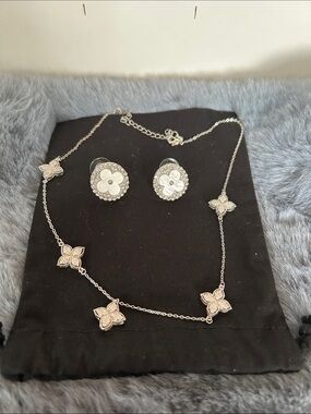 Silver Floral Clover Necklace and Earrings Set - Women's Jewelry